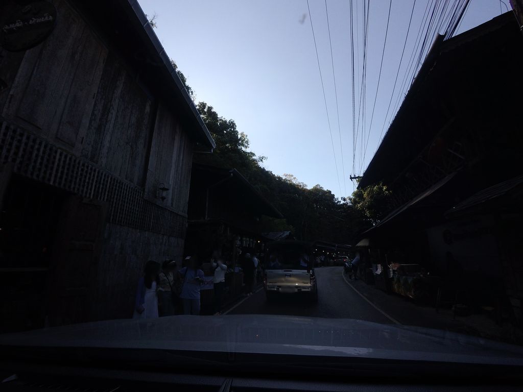 ภาพถนนตรงที่ Chiangmai Mountain Home แม่กำปอง ริมธารบ้านบนเขา ตั้งอยู่ ถ่ายโดย mishari พ.ศ. 2563 (2020) · A street-level view of where Chiangmai Mountain Home แม่กำปอง ริมธารบ้านบนเขา stands, by mishari in 2563 (2020)