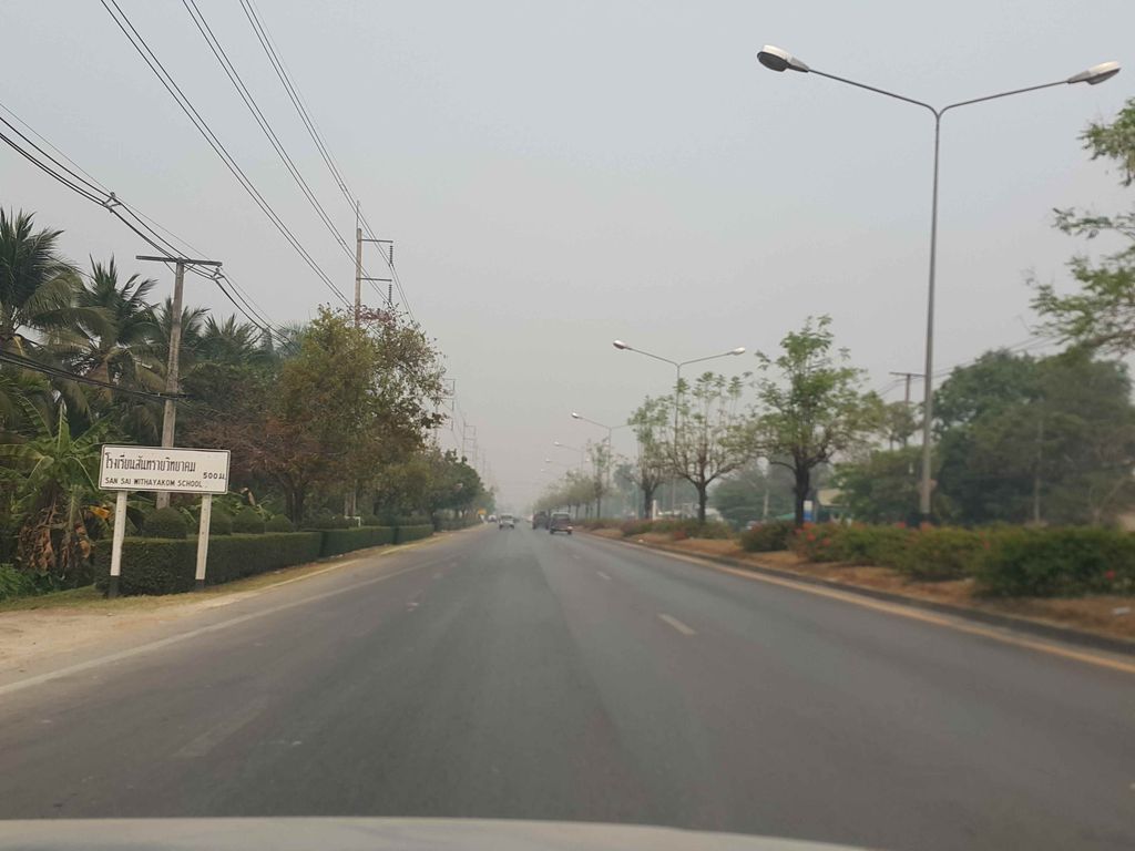 ภาพถนนตรงที่ ทิวลิปการสุราแม่โจ้ ตั้งอยู่ ถ่ายโดย jrcarlsen พ.ศ. 2558 (2015) · A street-level view of where ทิวลิปการสุราแม่โจ้ · Thiolip Kansura Mae Jo stands, by jrcarlsen in 2558 (2015)