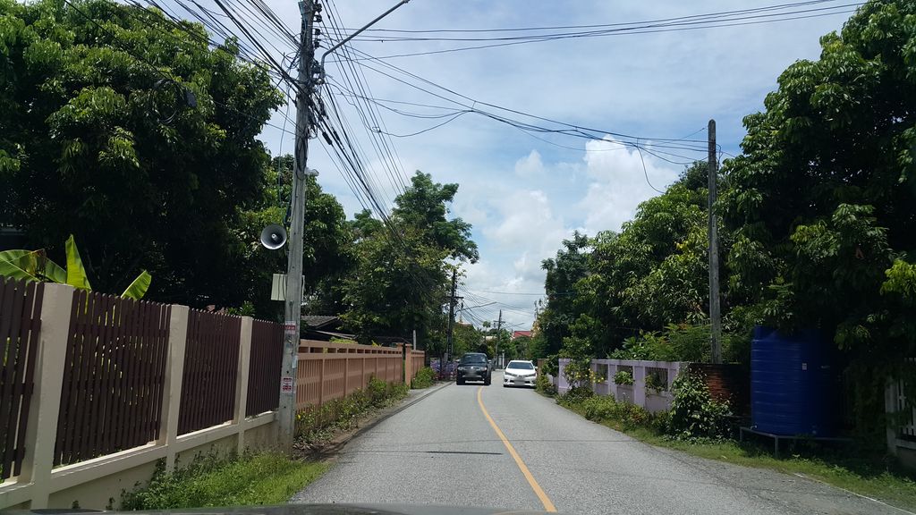 ภาพถนนตรงที่ ผ้าฝ้ายสันก้างปลา ตั้งอยู่ ถ่ายโดย jrcarlsen พ.ศ. 2559 (2016) · A street-level view of where ผ้าฝ้ายสันก้างปลา · Phafai San Kangpla stands, by jrcarlsen in 2559 (2016)