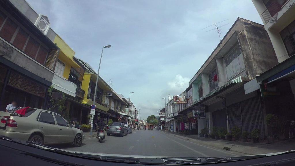 ภาพถนนตรงที่ Wanjai Thai Massage Thapae ตั้งอยู่ ถ่ายโดย kaart_3 พ.ศ. 2562 (2019) · A street-level view of where Wanjai Thai Massage Thapae stands, by kaart_3 in 2562 (2019)