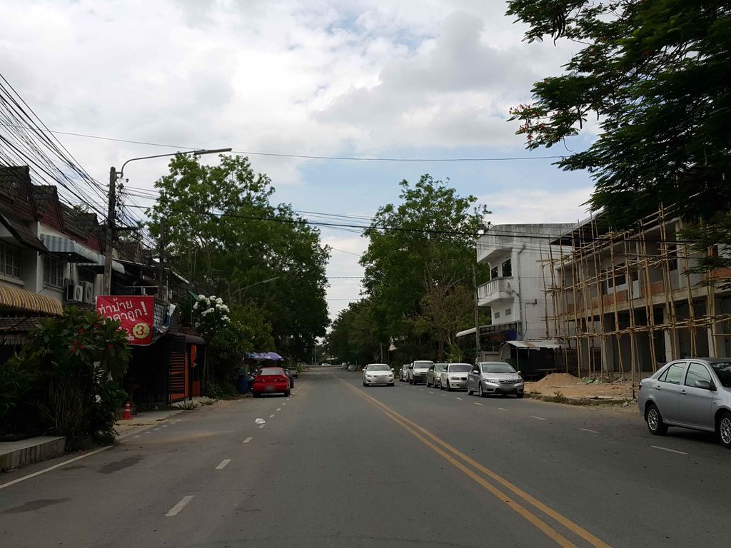 ภาพถนนตรงที่ Shiba Cha ตั้งอยู่ ถ่ายโดย jrcarlsen พ.ศ. 2558 (2015) · A street-level view of where Shiba Cha stands, by jrcarlsen in 2558 (2015)