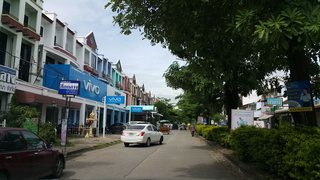 ภาพถนนตรงที่ Boggy and Thol ตั้งอยู่ ถ่ายโดย jrcarlsen พ.ศ. 2559 (2016) · A street-level view of where Boggy and Thol stands, by jrcarlsen in 2559 (2016)