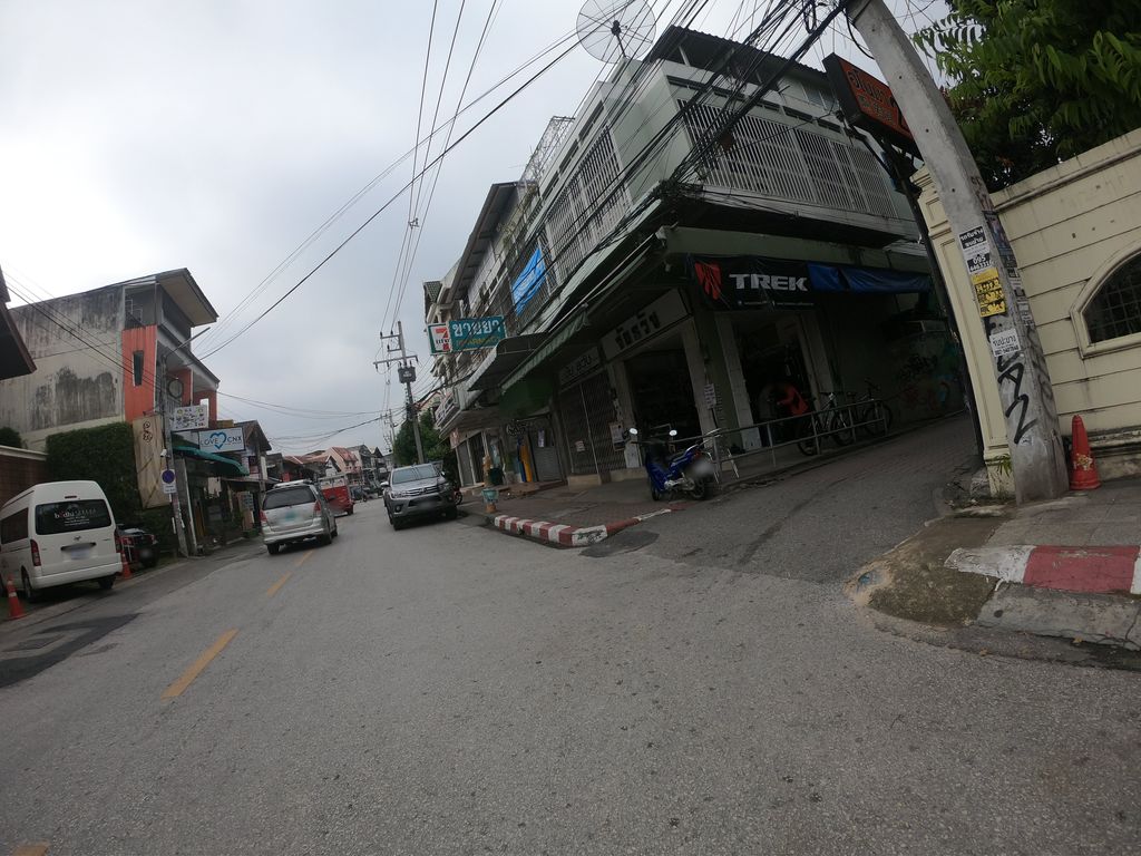 ภาพถนนตรงที่ Chaitawat Bike Shop ตั้งอยู่ ถ่ายโดย chanuwath_grab พ.ศ. 2562 (2019) · A street-level view of where Chaitawat Bike Shop stands, by chanuwath_grab in 2562 (2019)