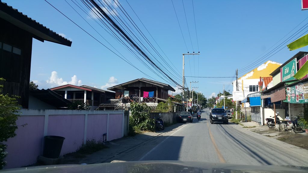 ภาพถนนตรงที่ ร้านแพม ซาลอน ตั้งอยู่ ถ่ายโดย jrcarlsen พ.ศ. 2559 (2016) · A street-level view of where ร้านแพม ซาลอน · Ran Phaem Salon stands, by jrcarlsen in 2559 (2016)