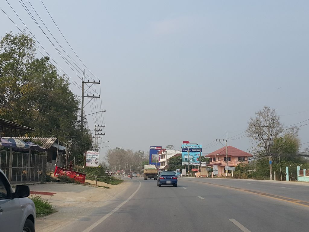 ภาพถนนตรงที่ ไม้เฮือน ๖๐ ตั้งอยู่ ถ่ายโดย jrcarlsen พ.ศ. 2559 (2016) · A street-level view of where ไม้เฮือน ๖๐ · Maihuean stands, by jrcarlsen in 2559 (2016)