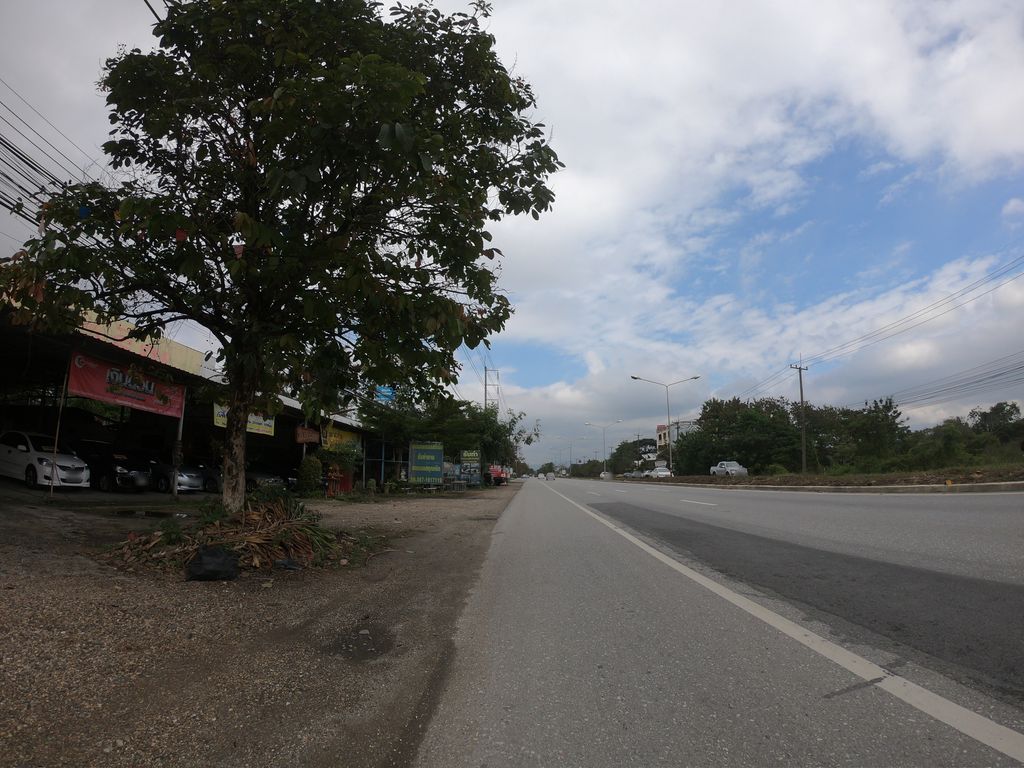 ภาพถนนตรงที่ ทวียนต์ แม่โจ้ ตั้งอยู่ ถ่ายโดย chanuwath_grab พ.ศ. 2562 (2019) · A street-level view of where ทวียนต์ แม่โจ้ · Thawiina Mae Jo stands, by chanuwath_grab in 2562 (2019)