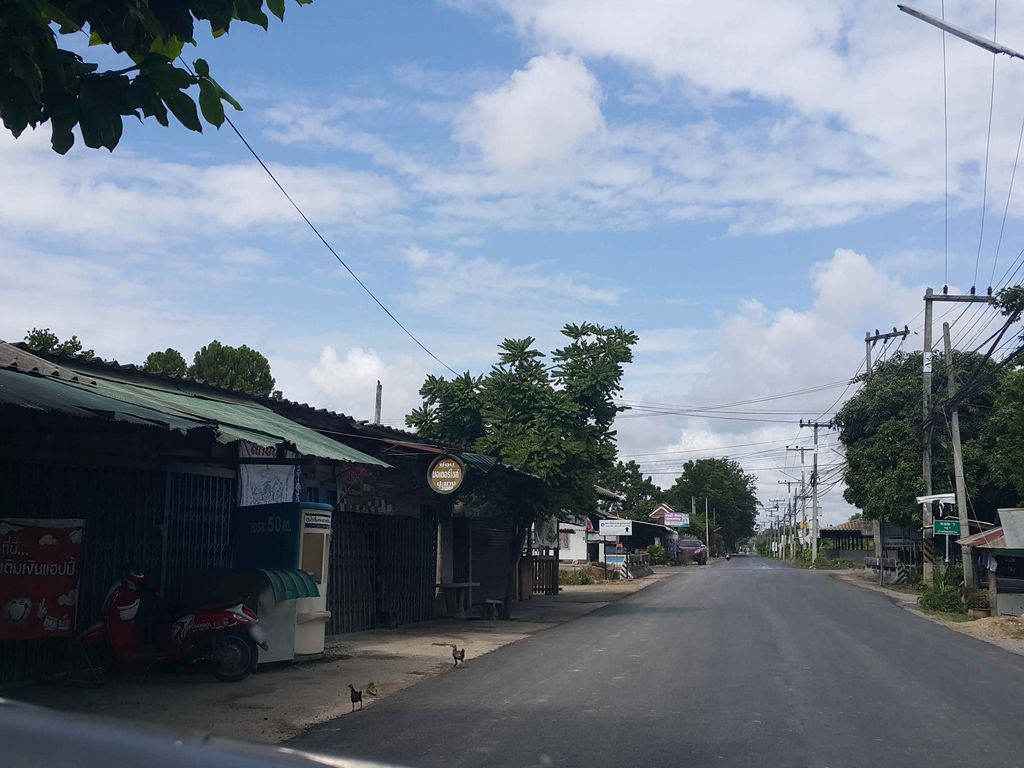ภาพถนนตรงที่ หจก.สรัญญาพานิช-สำนักงานใหญ่ ตั้งอยู่ ถ่ายโดย jrcarlsen พ.ศ. 2558 (2015) · A street-level view of where หจก.สรัญญาพานิช-สำนักงานใหญ่ · .sanyaphanit-Samnakngan Yai Partnership stands, by jrcarlsen in 2558 (2015)