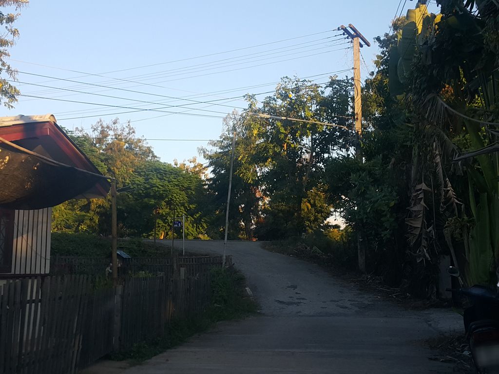 ภาพถนนตรงที่ ซอย 5 บาร์เบอร์ ตั้งอยู่ ถ่ายโดย jrcarlsen พ.ศ. 2558 (2015) · A street-level view of where ซอย 5 บาร์เบอร์ · Soi 5 Barber stands, by jrcarlsen in 2558 (2015)