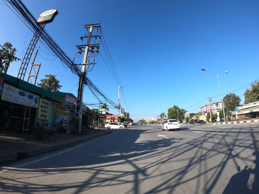 ภาพถนนตรงที่ ยางถูกเชียงใหม่ภาณุภัท ตั้งอยู่ ถ่ายโดย chanuwath_grab พ.ศ. 2562 (2019) · A street-level view of where ยางถูกเชียงใหม่ภาณุภัท · Yangthuk Chiang Mai Phanu Phat stands, by chanuwath_grab in 2562 (2019)