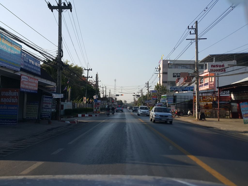 ภาพถนนตรงที่ Hang Dong Clinic Bike ตั้งอยู่ ถ่ายโดย jrcarlsen พ.ศ. 2558 (2015) · A street-level view of where Hang Dong Clinic Bike stands, by jrcarlsen in 2558 (2015)