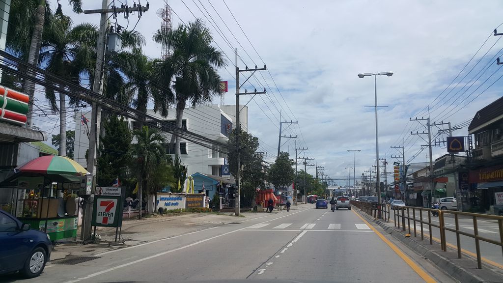 ภาพถนนตรงที่ โรงเรียนอนุบาลจิตโรภาส ตั้งอยู่ ถ่ายโดย jrcarlsen พ.ศ. 2560 (2017) · A street-level view of where โรงเรียนอนุบาลจิตโรภาส · Anuban Chitrophat School stands, by jrcarlsen in 2560 (2017)