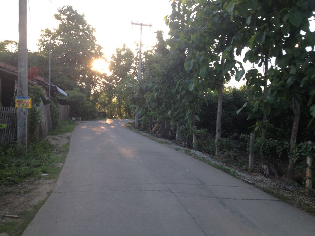 ภาพถนนตรงที่ สึ่งทำแฟ ตั้งอยู่ ถ่ายโดย jimwatana พ.ศ. 2558 (2015) · A street-level view of where สึ่งทำแฟ · Suengthamfae stands, by jimwatana in 2558 (2015)