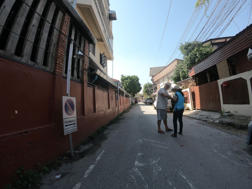 ภาพถนนตรงที่ Ticha Apartment ตั้งอยู่ ถ่ายโดย chanuwath_grab พ.ศ. 2562 (2019) · A street-level view of where Ticha Apartment stands, by chanuwath_grab in 2562 (2019)