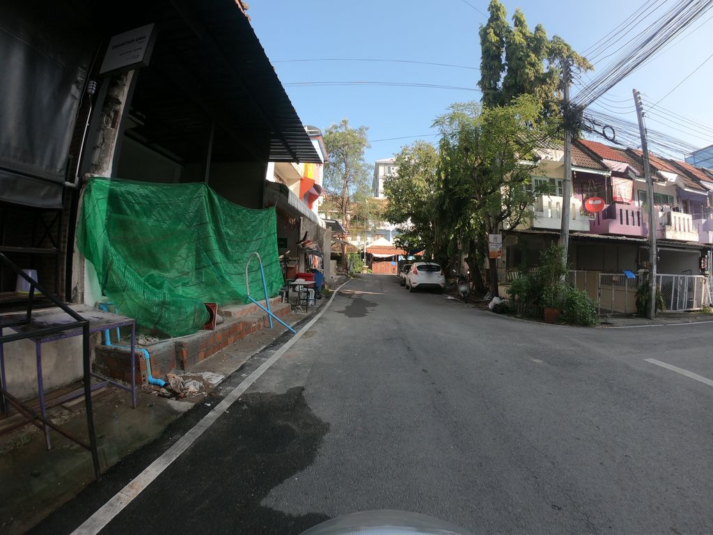ภาพถนนตรงที่ LASH Good Mood ตั้งอยู่ ถ่ายโดย chanuwath_grab พ.ศ. 2562 (2019) · A street-level view of where LASH Good Mood stands, by chanuwath_grab in 2562 (2019)