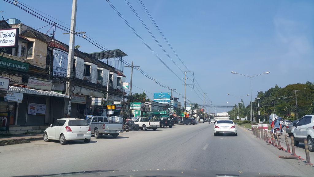 ภาพถนนตรงที่ รสนิยม Roastniyom Coffee Maejo ตั้งอยู่ ถ่ายโดย jrcarlsen พ.ศ. 2562 (2019) · A street-level view of where รสนิยม Roastniyom Coffee Maejo stands, by jrcarlsen in 2562 (2019)