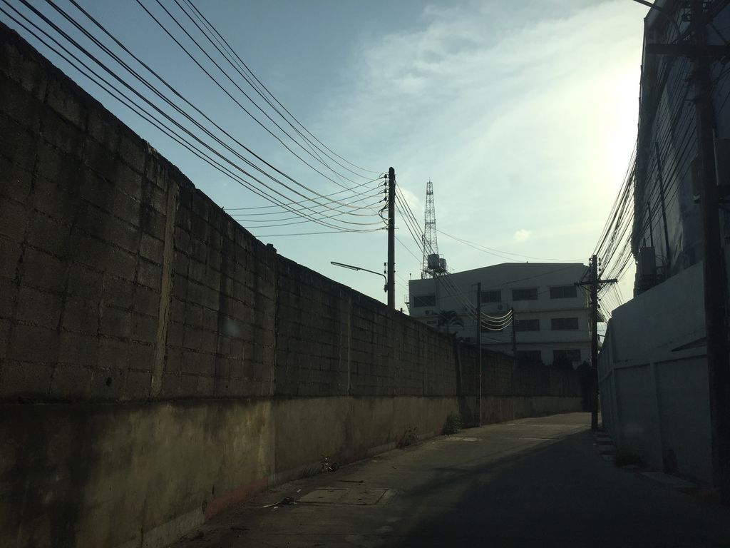 ภาพถนนตรงที่ SWT Used Cars ตั้งอยู่ ถ่ายโดย kyoko พ.ศ. 2561 (2018) · A street-level view of where SWT Used Cars stands, by kyoko in 2561 (2018)