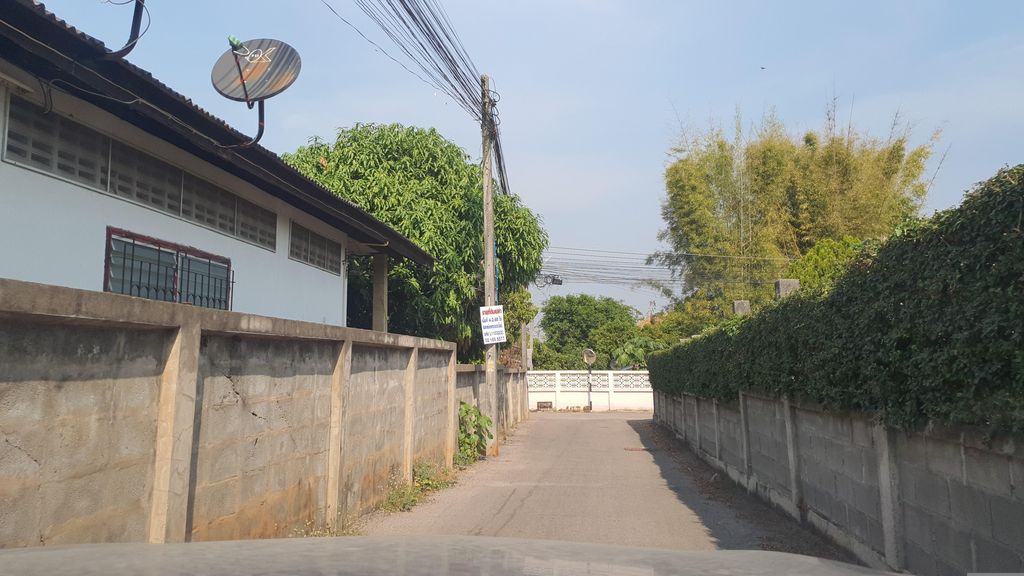 ภาพถนนตรงที่ กับข้าวศรีวรรณ์ ตั้งอยู่ ถ่ายโดย jrcarlsen พ.ศ. 2566 (2023) · A street-level view of where กับข้าวศรีวรรณ์ · Kapkhao Si Wan stands, by jrcarlsen in 2566 (2023)