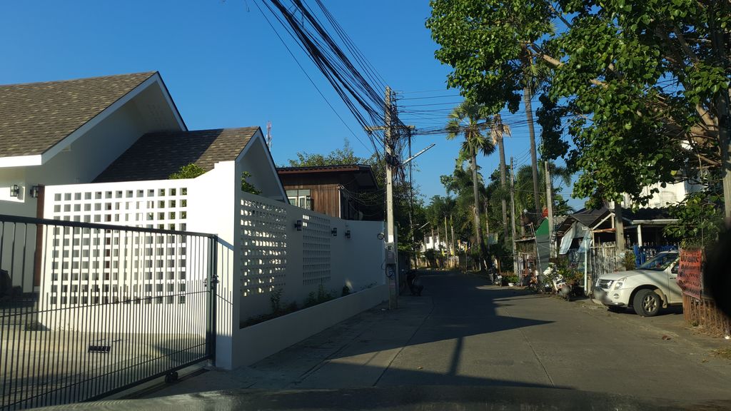 ภาพถนนตรงที่ วัดโรงธรรมสามัคคี ตั้งอยู่ ถ่ายโดย jrcarlsen พ.ศ. 2562 (2019) · A street-level view of where วัดโรงธรรมสามัคคี · Wat Rong Tham Samakkhi stands, by jrcarlsen in 2562 (2019)