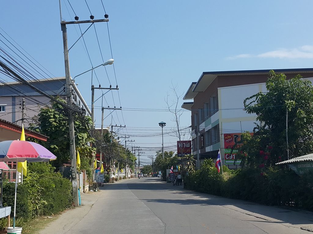 ภาพถนนตรงที่ โก้มอเตอร์ ตั้งอยู่ ถ่ายโดย jrcarlsen พ.ศ. 2558 (2015) · A street-level view of where โก้มอเตอร์ · Komatoe stands, by jrcarlsen in 2558 (2015)