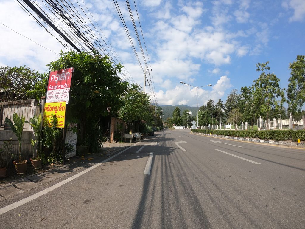 ภาพถนนตรงที่ Job Oasis Spa ตั้งอยู่ ถ่ายโดย chanuwath_grab พ.ศ. 2562 (2019) · A street-level view of where Job Oasis Spa stands, by chanuwath_grab in 2562 (2019)