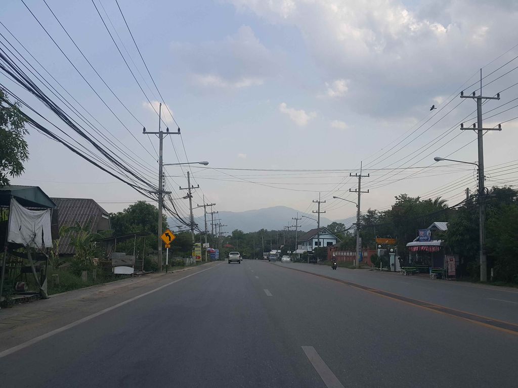 ภาพถนนตรงที่ หม่าล่าแม่ริม ตั้งอยู่ ถ่ายโดย jrcarlsen พ.ศ. 2558 (2015) · A street-level view of where หม่าล่าแม่ริม · Mala Mae Rim stands, by jrcarlsen in 2558 (2015)