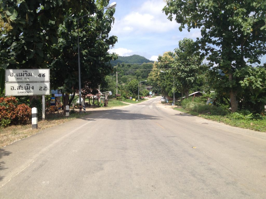 ภาพถนนตรงที่ คุ้มกิจวัฒนา ตั้งอยู่ ถ่ายโดย jimwatana พ.ศ. 2558 (2015) · A street-level view of where คุ้มกิจวัฒนา · Khumkitwatna stands, by jimwatana in 2558 (2015)
