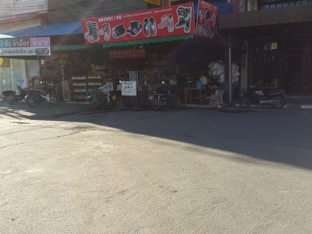 ภาพถนนตรงที่ ร้านทองแม่สมนึก ตั้งอยู่ ถ่ายโดย jrcarlsen พ.ศ. 2557 (2014) · A street-level view of where ร้านทองแม่สมนึก · Ran Thong Mae Somnuek stands, by jrcarlsen in 2557 (2014)