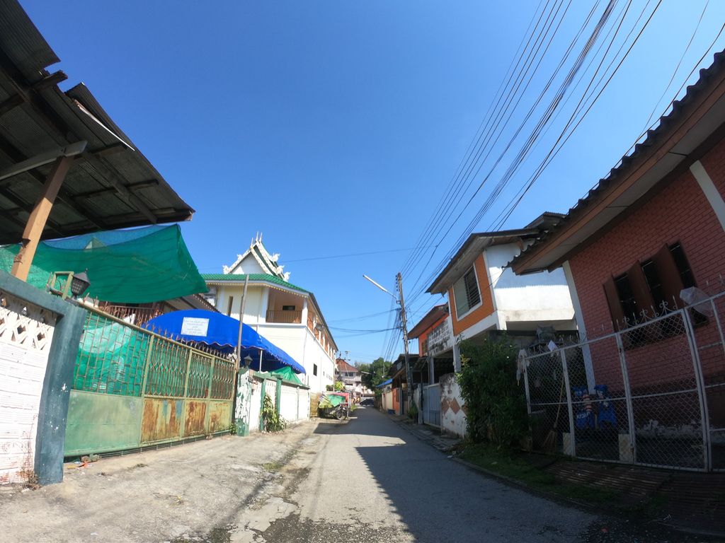 ภาพถนนตรงที่ หมอเบ็ด ตั้งอยู่ ถ่ายโดย chanuwath_grab พ.ศ. 2562 (2019) · A street-level view of where หมอเบ็ด · Mo Bet stands, by chanuwath_grab in 2562 (2019)