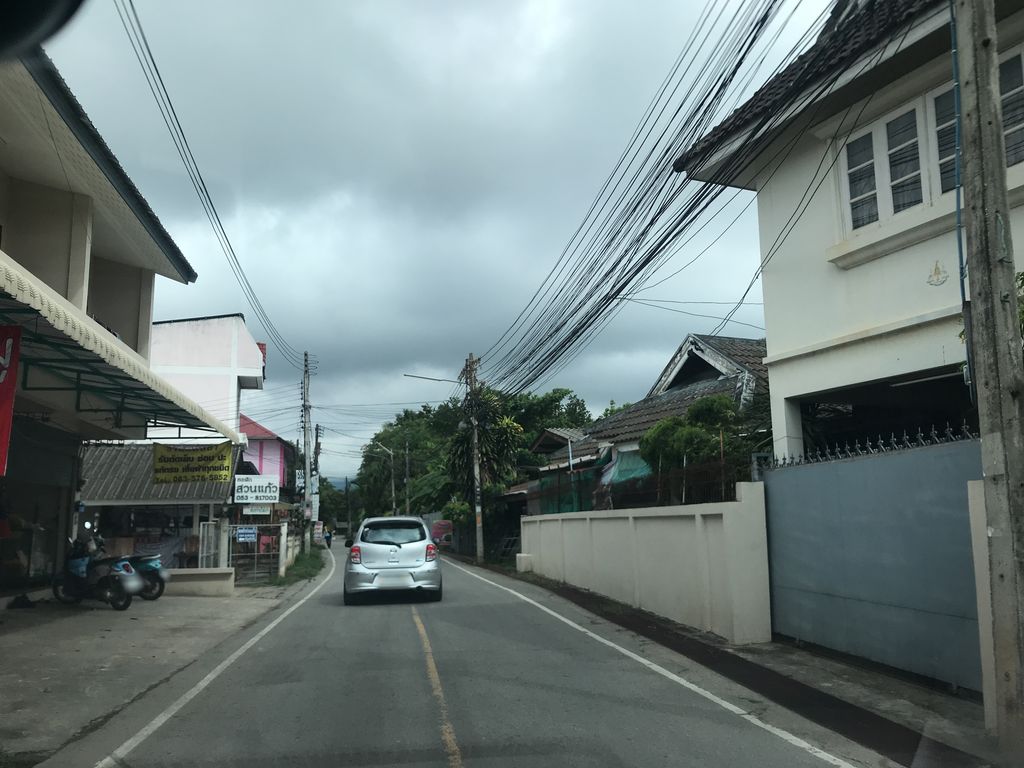 ภาพถนนตรงที่ Latteman coffee 3 ตั้งอยู่ ถ่ายโดย prasert พ.ศ. 2561 (2018) · A street-level view of where Latteman coffee 3 stands, by prasert in 2561 (2018)