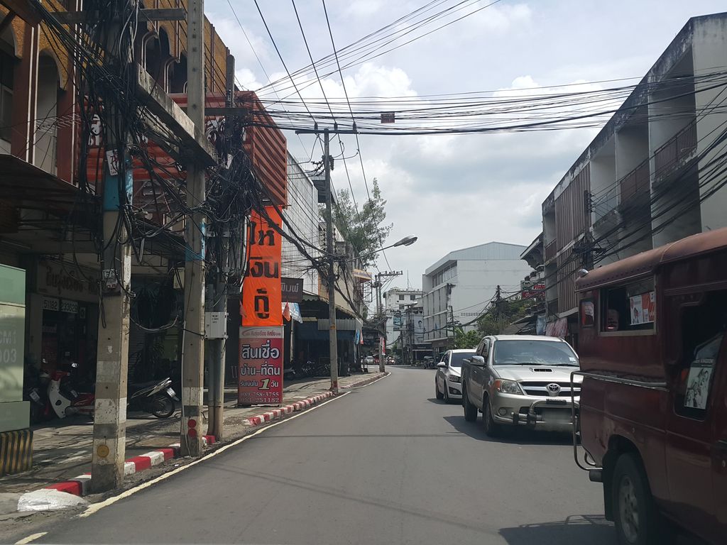 ภาพถนนตรงที่ โกดังราชวงศ์ × Kodang Rachawong ตั้งอยู่ ถ่ายโดย jrcarlsen พ.ศ. 2558 (2015) · A street-level view of where โกดังราชวงศ์ × Kodang Rachawong stands, by jrcarlsen in 2558 (2015)