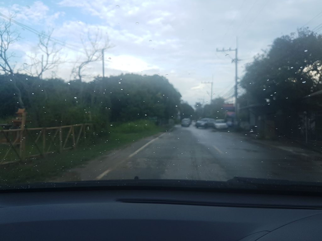 ภาพถนนตรงที่ ปิ้งเนื้อ ย่างเนย ตั้งอยู่ ถ่ายโดย ekkarin พ.ศ. 2561 (2018) · A street-level view of where ปิ้งเนื้อ ย่างเนย · Pingnuea Yangnoei stands, by ekkarin in 2561 (2018)