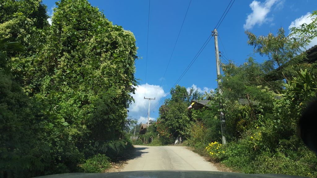 ภาพถนนตรงที่ Bala Homestay บาลา โฮมสเตย์ ตั้งอยู่ ถ่ายโดย jrcarlsen พ.ศ. 2562 (2019) · A street-level view of where Bala Homestay บาลา โฮมสเตย์ stands, by jrcarlsen in 2562 (2019)