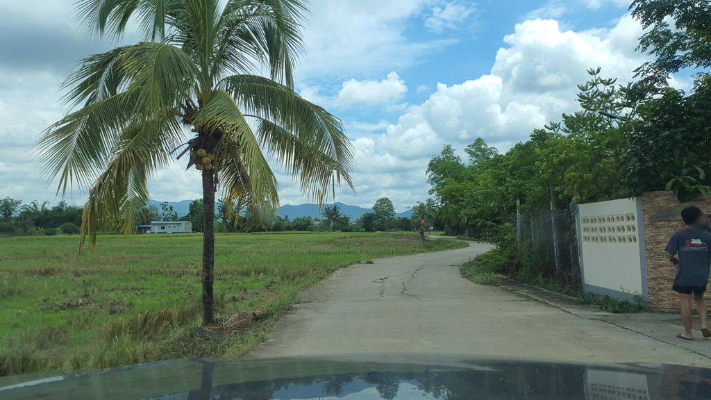 ภาพถนนตรงที่ ทุ่งทองโฮมสเตย์ ตั้งอยู่ ถ่ายโดย jrcarlsen พ.ศ. 2564 (2021) · A street-level view of where ทุ่งทองโฮมสเตย์ · Thung Thong Homestay stands, by jrcarlsen in 2564 (2021)