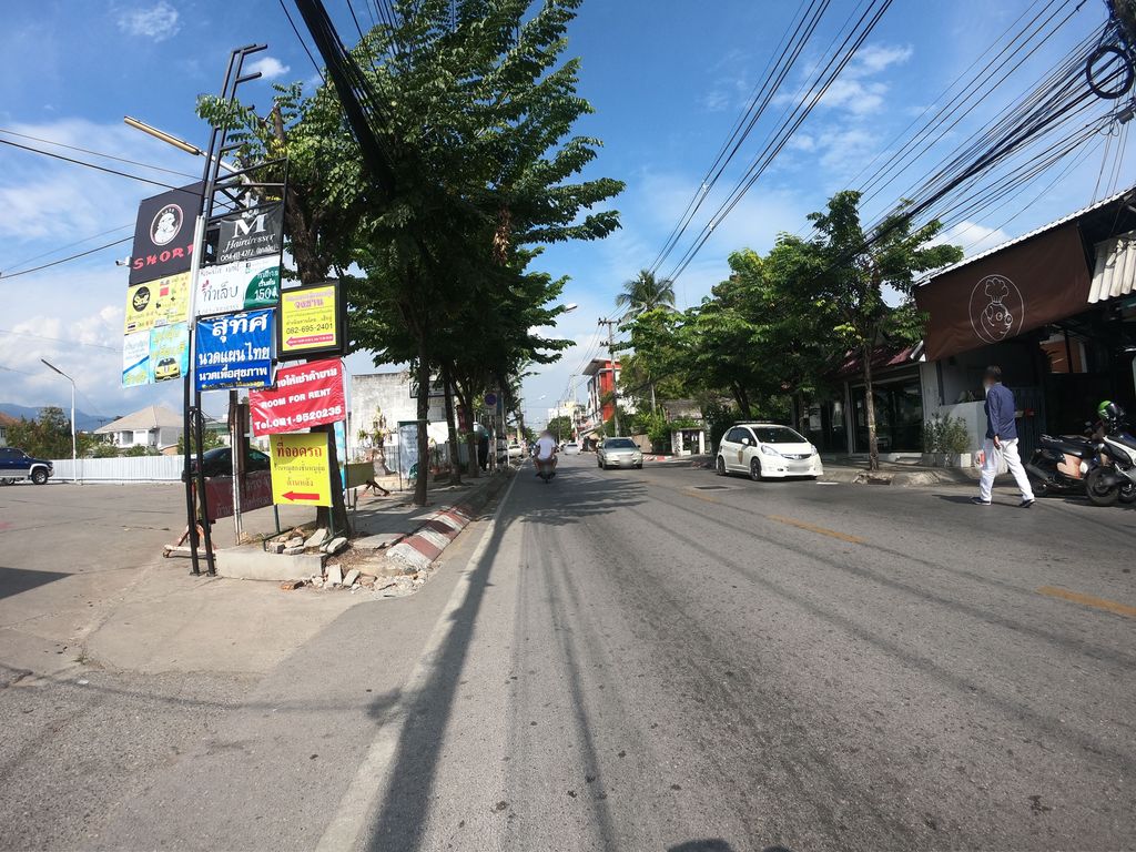ภาพถนนตรงที่ CNX Optic ตั้งอยู่ ถ่ายโดย chanuwath_grab พ.ศ. 2562 (2019) · A street-level view of where CNX Optic stands, by chanuwath_grab in 2562 (2019)