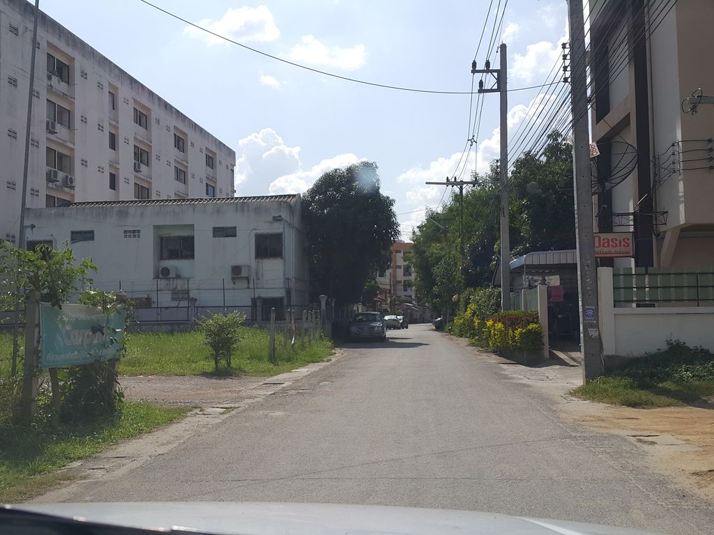 ภาพถนนตรงที่ ศิลาทองเพลส ตั้งอยู่ ถ่ายโดย jrcarlsen พ.ศ. 2558 (2015) · A street-level view of where ศิลาทองเพลส · Silatongphlet stands, by jrcarlsen in 2558 (2015)