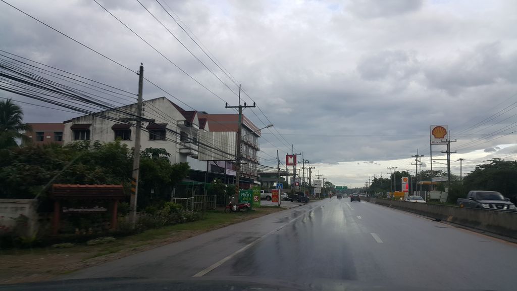 ภาพถนนตรงที่ ใหญ่หมูกระทะ ตั้งอยู่ ถ่ายโดย jrcarlsen พ.ศ. 2560 (2017) · A street-level view of where ใหญ่หมูกระทะ · Yaimukratha stands, by jrcarlsen in 2560 (2017)