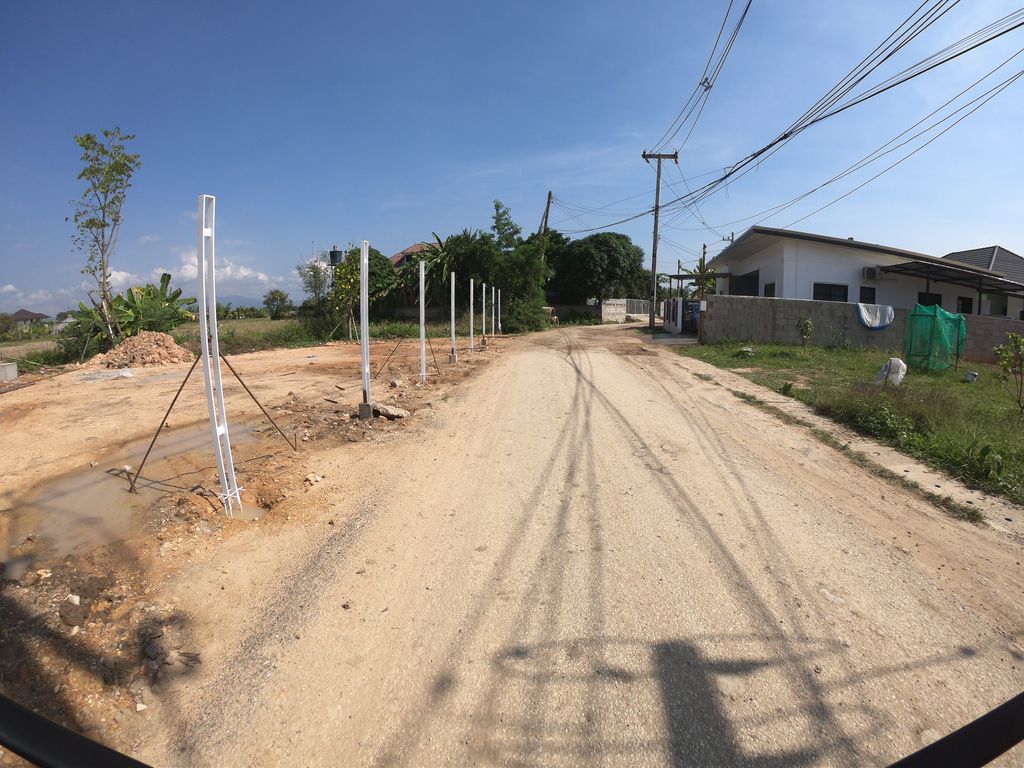 ภาพถนนตรงที่ 90/9 CAFE & BAR & Pool Villa ตั้งอยู่ ถ่ายโดย chanuwath_grab พ.ศ. 2562 (2019) · A street-level view of where 90/9 CAFE & BAR & Pool Villa stands, by chanuwath_grab in 2562 (2019)