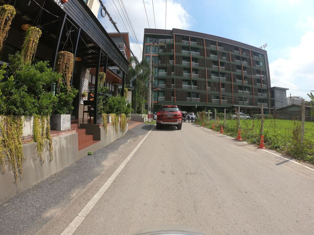 ภาพถนนตรงที่ EatMor Cafe & Bistro ตั้งอยู่ ถ่ายโดย chanuwath_grab พ.ศ. 2562 (2019) · A street-level view of where EatMor Cafe & Bistro stands, by chanuwath_grab in 2562 (2019)