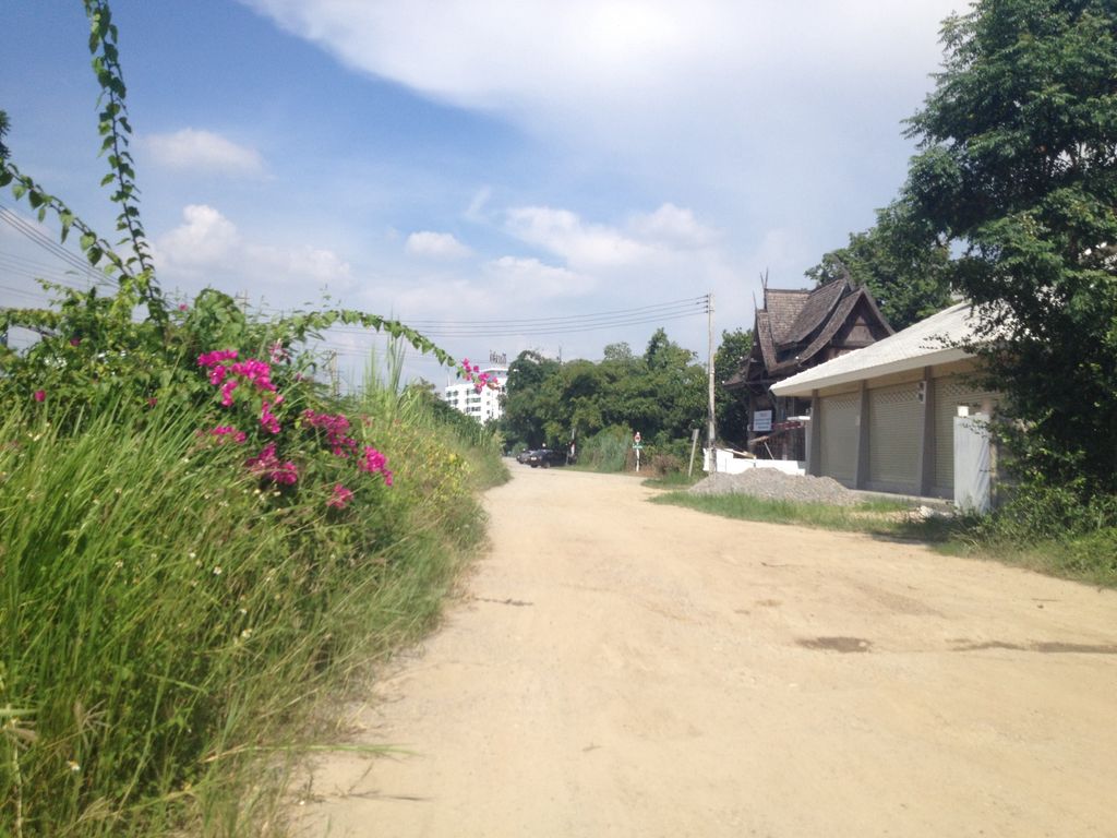 ภาพถนนตรงที่ FULO Cafe ตั้งอยู่ ถ่ายโดย jimwatana พ.ศ. 2558 (2015) · A street-level view of where FULO Cafe stands, by jimwatana in 2558 (2015)