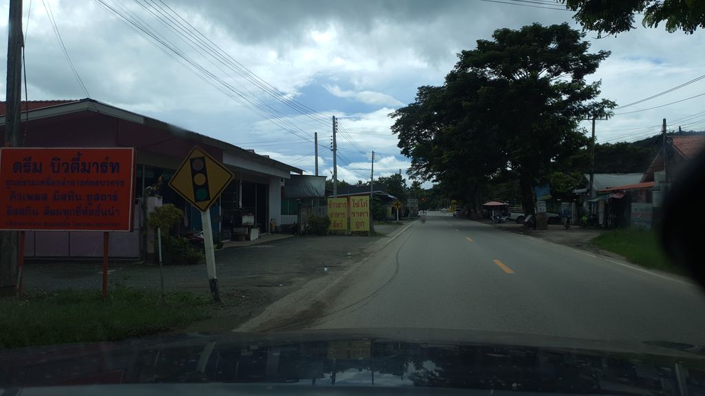 ภาพถนนตรงที่ ดรีม บิวตี้มาร์ท ตั้งอยู่ ถ่ายโดย jrcarlsen พ.ศ. 2563 (2020) · A street-level view of where ดรีม บิวตี้มาร์ท · Dream Beauty Mart stands, by jrcarlsen in 2563 (2020)