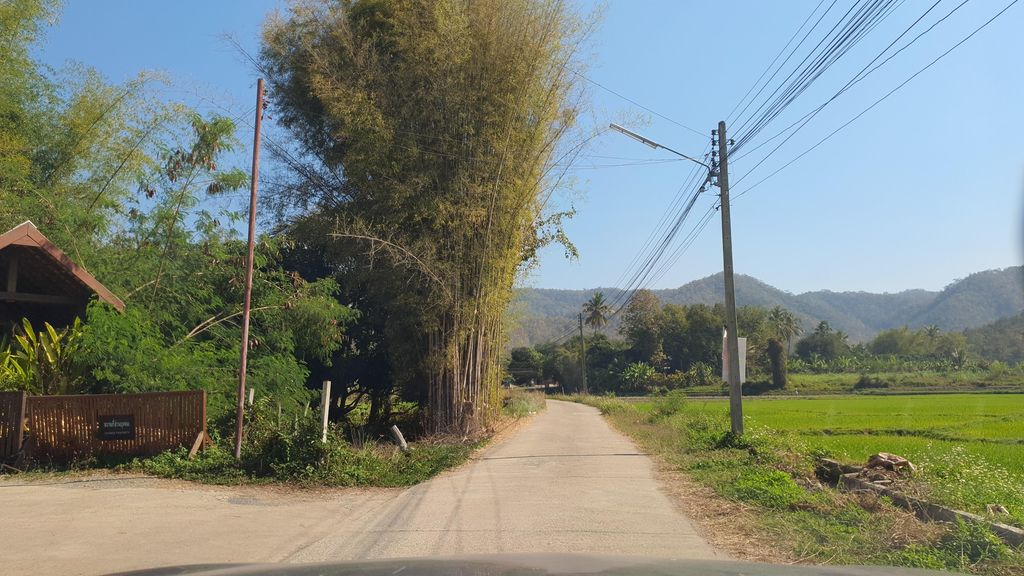 ภาพถนนตรงที่ Phurintara Resort Doisaket ตั้งอยู่ ถ่ายโดย jrcarlsen พ.ศ. 2565 (2022) · A street-level view of where Phurintara Resort Doisaket stands, by jrcarlsen in 2565 (2022)