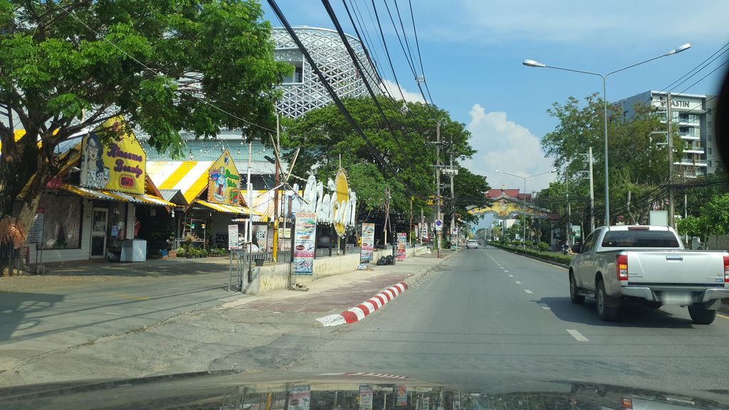 ภาพถนนตรงที่ Caffein King ตั้งอยู่ ถ่ายโดย jrcarlsen พ.ศ. 2564 (2021) · A street-level view of where Caffein King stands, by jrcarlsen in 2564 (2021)