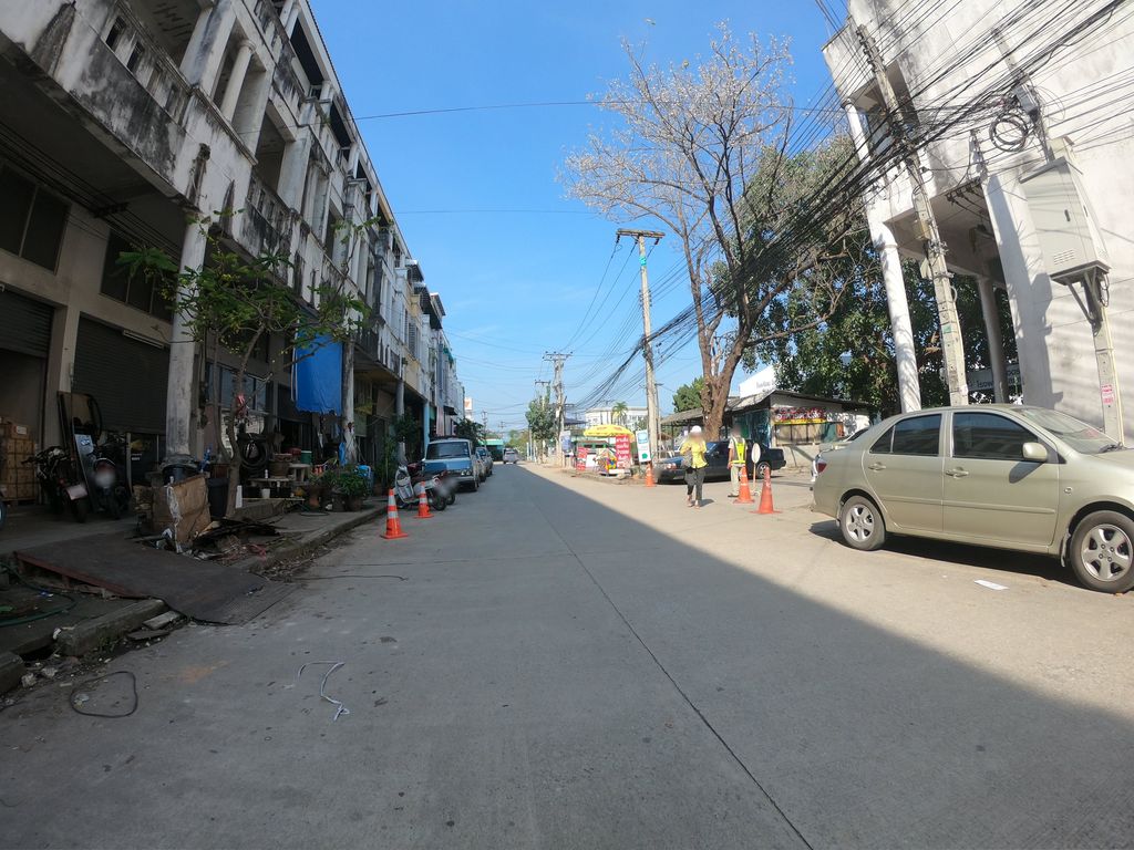 ภาพถนนตรงที่ ตัน แพคเกจจิ้ง ตั้งอยู่ ถ่ายโดย chanuwath_grab พ.ศ. 2562 (2019) · A street-level view of where ตัน แพคเกจจิ้ง · Tan Phaekketching stands, by chanuwath_grab in 2562 (2019)