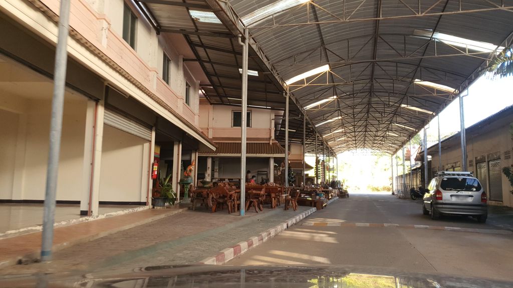 ภาพถนนตรงที่ Dao Handmade ตั้งอยู่ ถ่ายโดย jrcarlsen พ.ศ. 2565 (2022) · A street-level view of where Dao Handmade stands, by jrcarlsen in 2565 (2022)