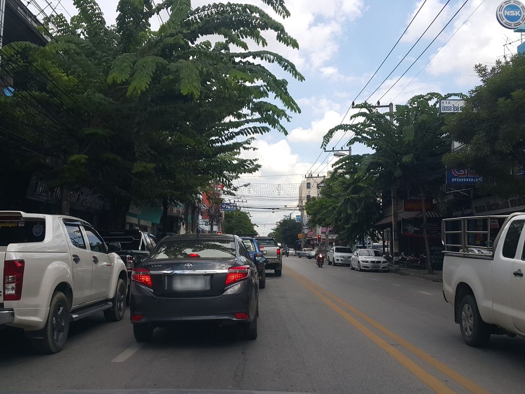 ภาพถนนตรงที่ CocomoTour ตั้งอยู่ ถ่ายโดย jrcarlsen พ.ศ. 2558 (2015) · A street-level view of where CocomoTour stands, by jrcarlsen in 2558 (2015)