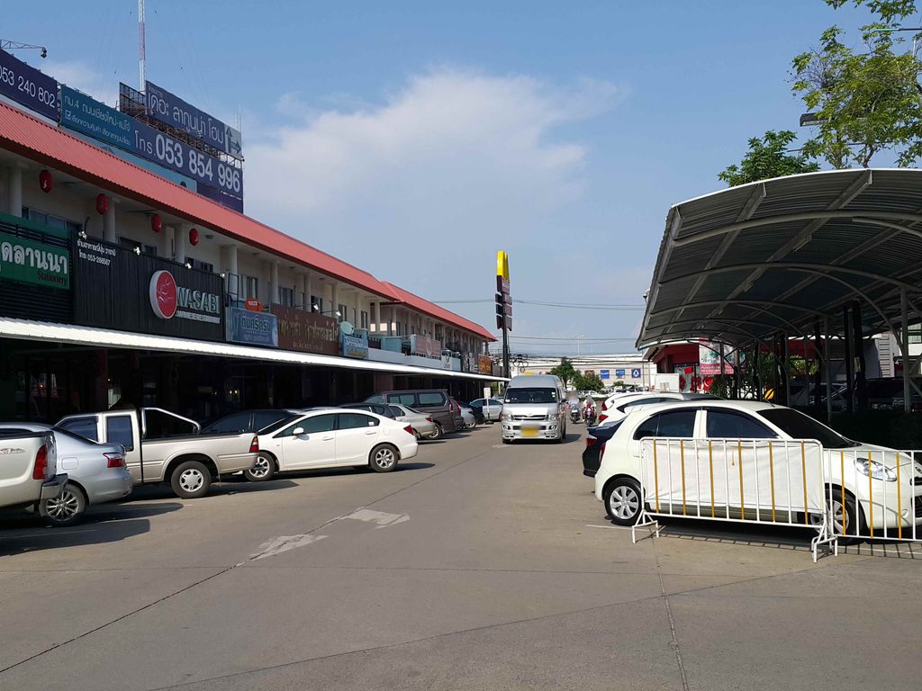 ภาพถนนตรงที่ นกหวีดนวดเพื่อสุขภาพ ตั้งอยู่ ถ่ายโดย jrcarlsen พ.ศ. 2558 (2015) · A street-level view of where นกหวีดนวดเพื่อสุขภาพ · Nokwit Nuat Phueasukphap stands, by jrcarlsen in 2558 (2015)