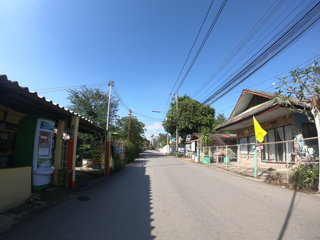 ภาพถนนตรงที่ ซอย 2 กองกีด เชียงใหม่ ตั้งอยู่ ถ่ายโดย chanuwath_grab พ.ศ. 2562 (2019) · A street-level view of where ซอย 2 กองกีด เชียงใหม่ · Soi 2 Kongkit Chiang Mai stands, by chanuwath_grab in 2562 (2019)