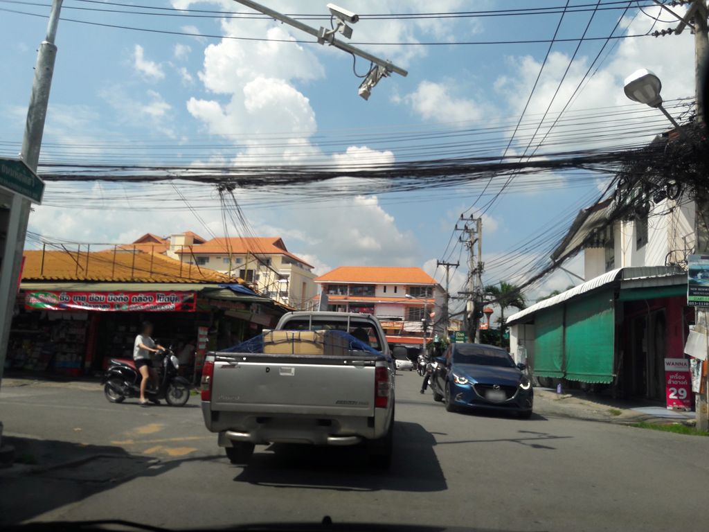 ภาพถนนตรงที่ ชมพูโมบาย ผ่อนมือถือเชียงใหม่ ตั้งอยู่ ถ่ายโดย superbate พ.ศ. 2561 (2018) · A street-level view of where ชมพูโมบาย ผ่อนมือถือเชียงใหม่ · Chomphumobai Phon Muethue Chiang Mai stands, by superbate in 2561 (2018)