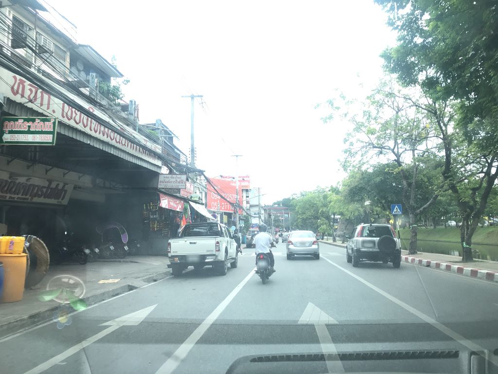 ภาพถนนตรงที่ ร้านกุณทิราภัณฑ์ ktp shop ตั้งอยู่ ถ่ายโดย ppimpream พ.ศ. 2561 (2018) · A street-level view of where ร้านกุณทิราภัณฑ์ ktp shop stands, by ppimpream in 2561 (2018)