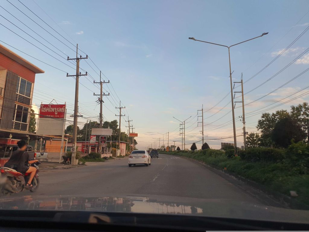 ภาพถนนตรงที่ ไก่ทอดหาดใหญ่ นายหัว สำนักงานใหญ่ ตั้งอยู่ ถ่ายโดย jrcarlsen พ.ศ. 2566 (2023) · A street-level view of where ไก่ทอดหาดใหญ่ นายหัว สำนักงานใหญ่ · Kaithot Hatyai Naihua Samnakngan Yai stands, by jrcarlsen in 2566 (2023)